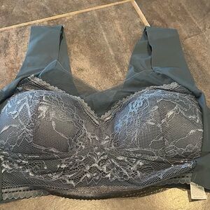 NWOT Lace Trim Wireless Bralette - Slate Blue- size Med, pull on with rem pads